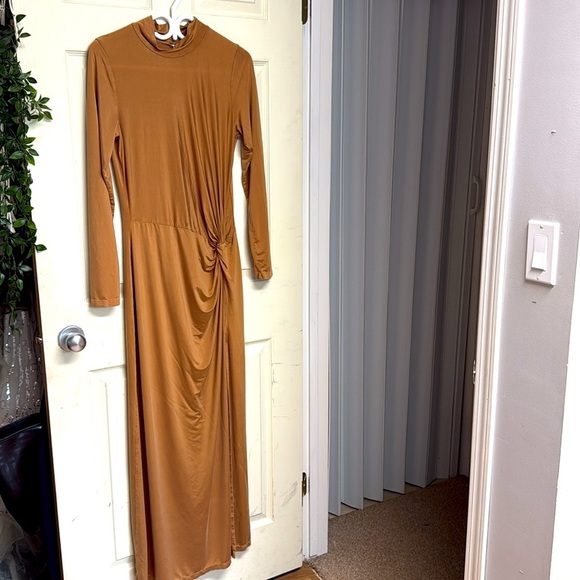 Madison Dress in Toffee
YOUNG, FABULOUS & BROKE large - Picture 4 of 5